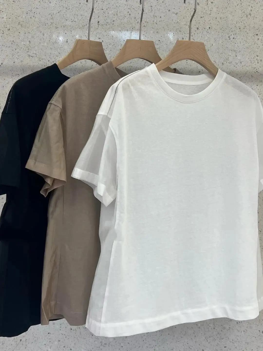 T-shirt casual e versatile in cotone con scollo rotondo, spalle larghe e maniche corte in maglia a tinta unita.