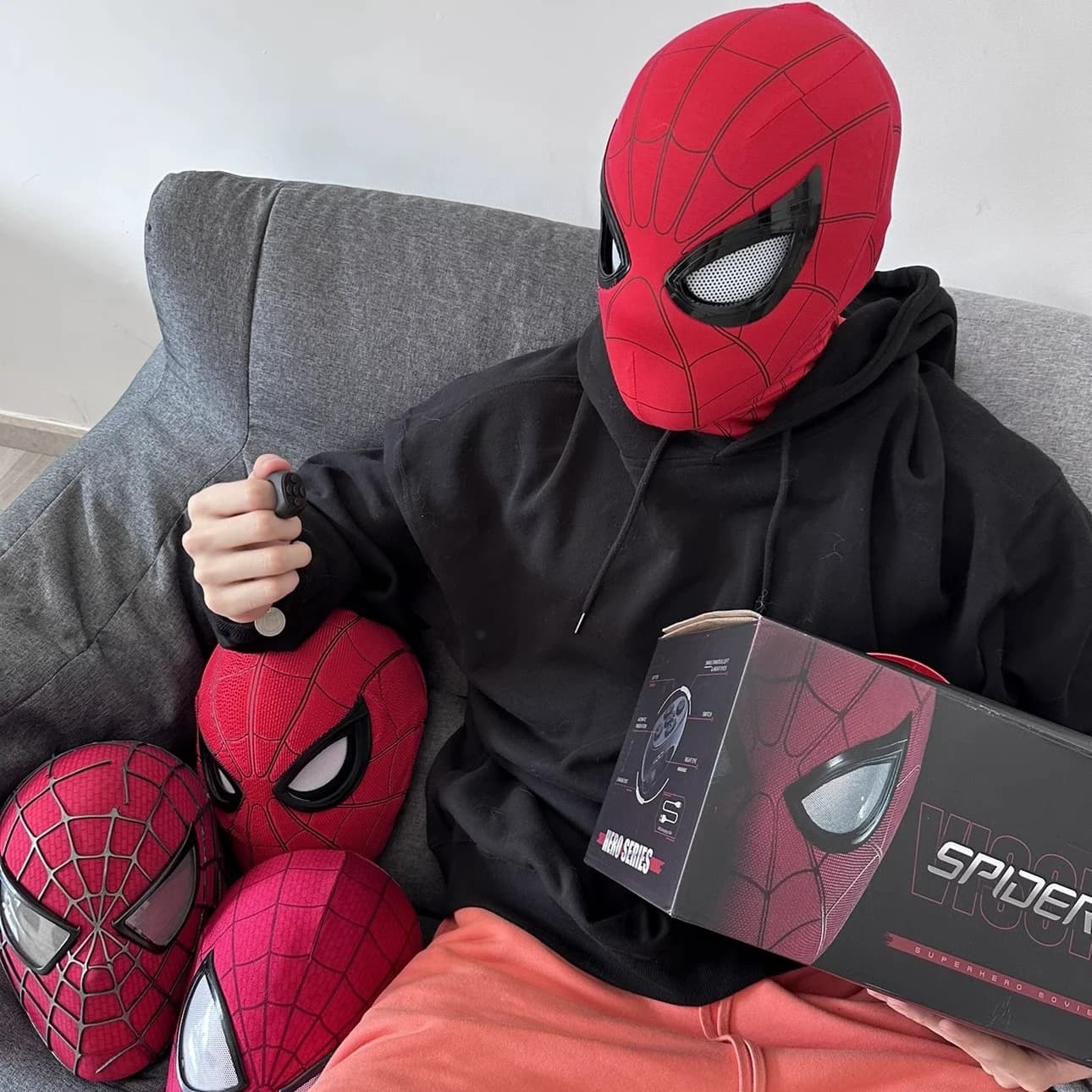 Hottoys Spider-Man No Way Home Occhi in movimento Maschera elettrica lampeggiante Casco di lusso Decorazione cosplay Giocattolo per i fan