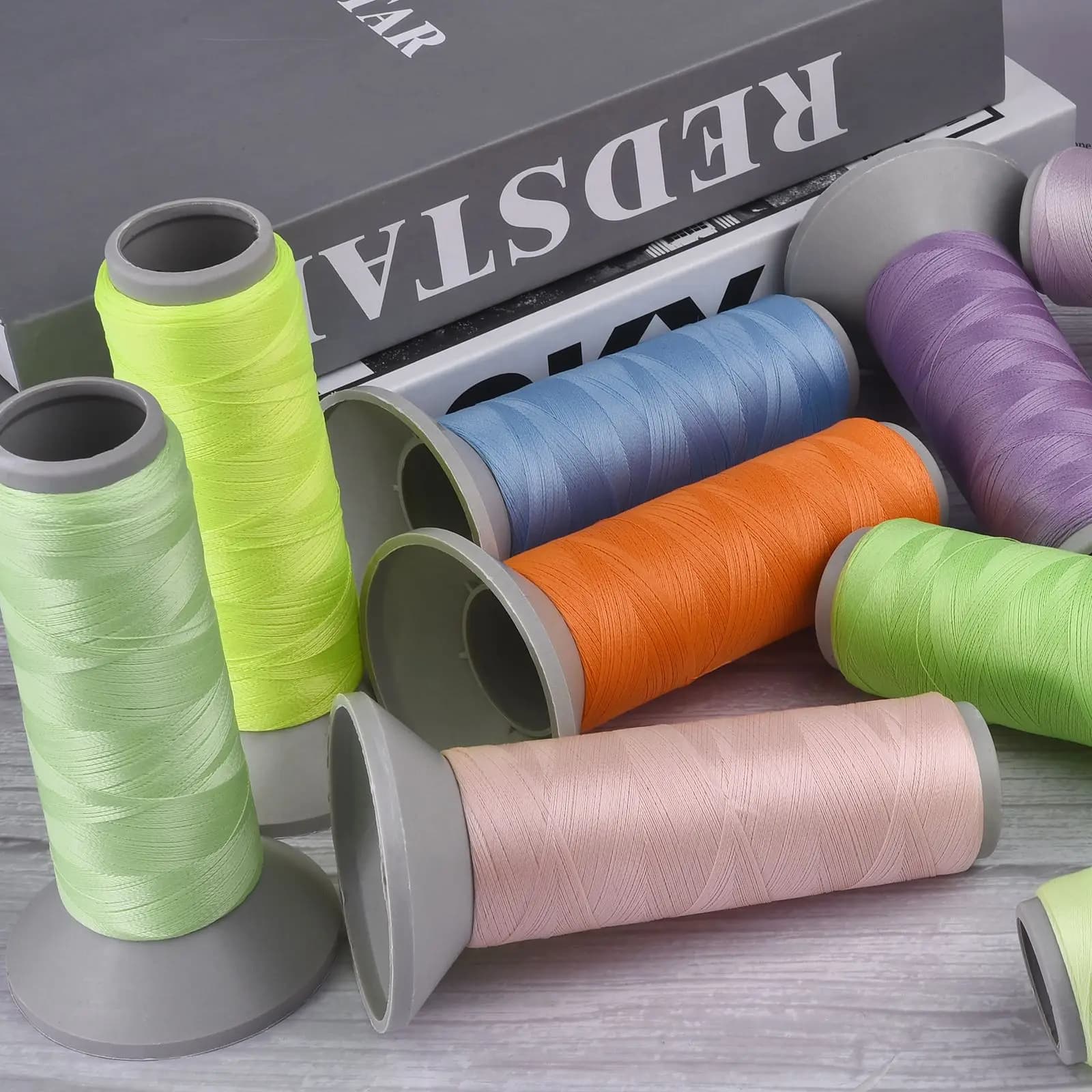 Filo da cucito luminoso 150D/500 Yards, filo fluorescente per macchina da cucire e ricamo a mano, filo resistente per lavori di cucito.