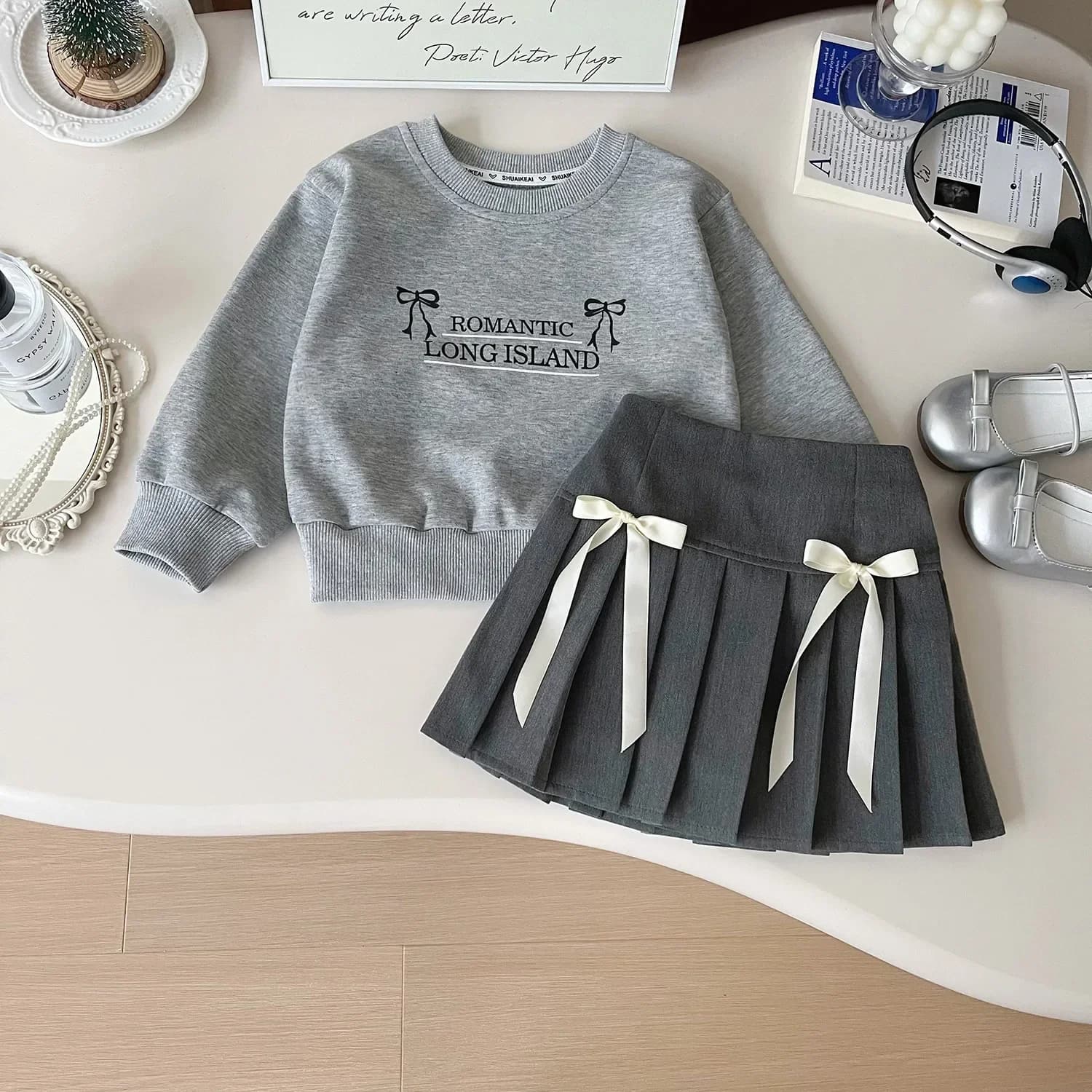 Set per bambini Felpa con cappuccio con stampa di lettere e gonna a pieghe con fiocco Set da 2 pezzi Completo per bambina Abiti carini per bambini Alla moda