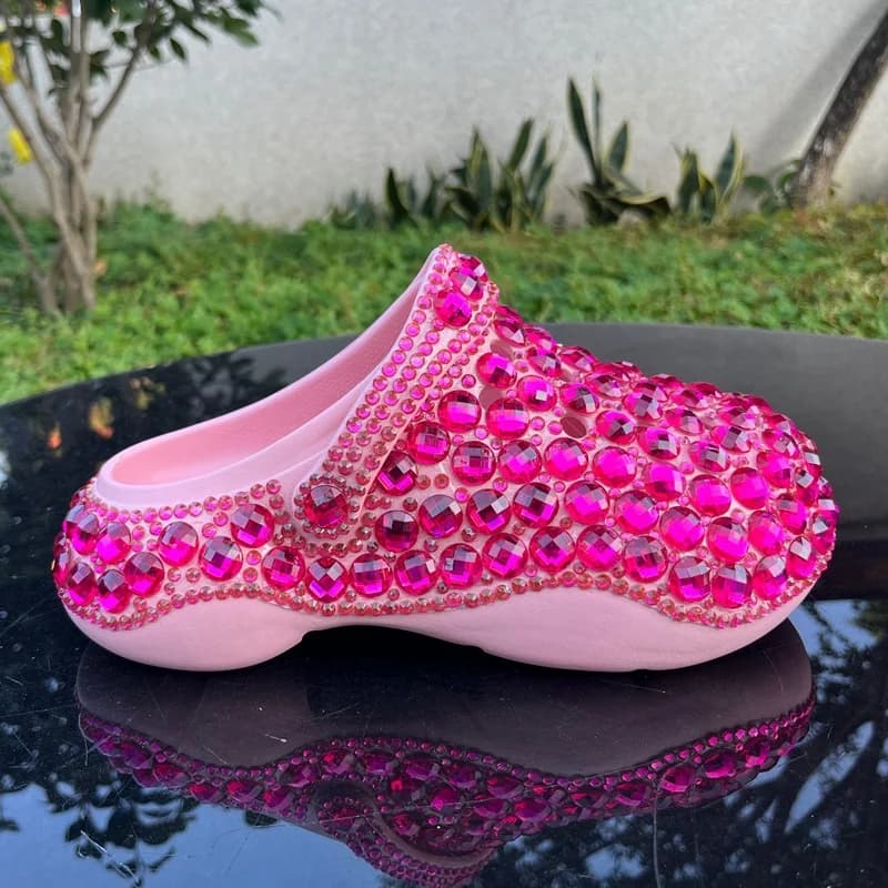 Nuove scarpe da donna originali Moda con borchie di diamanti con suola spessa Scarpe con foro in EVA Pantofole casual Sandali da donna Scarpe da spiaggia