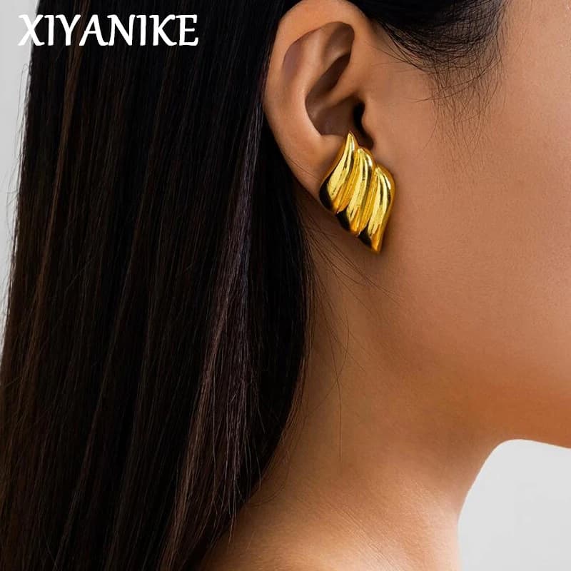 XIYANIKE Orecchini geometrici con tripla ala per l'orecchio Orecchini penetranti per le donne Ragazza Estate Moda Nuovi gioielli Lady Gift Party torte