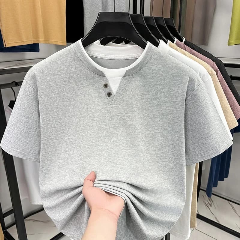 T-shirt da uomo alla moda con collo Henley e design a due pezzi finti, in tessuto morbido ed elastico per uso casual e quotidiano