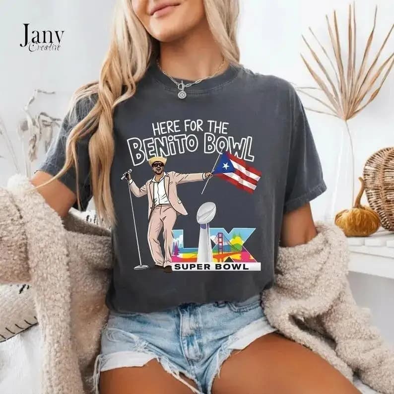 T-shirt Bad Bunny 2026 New Jersey Benito Bowl Tee Halftime Football Concert Girocollo Graphics Music Latina T-Shirt Bad Bunny