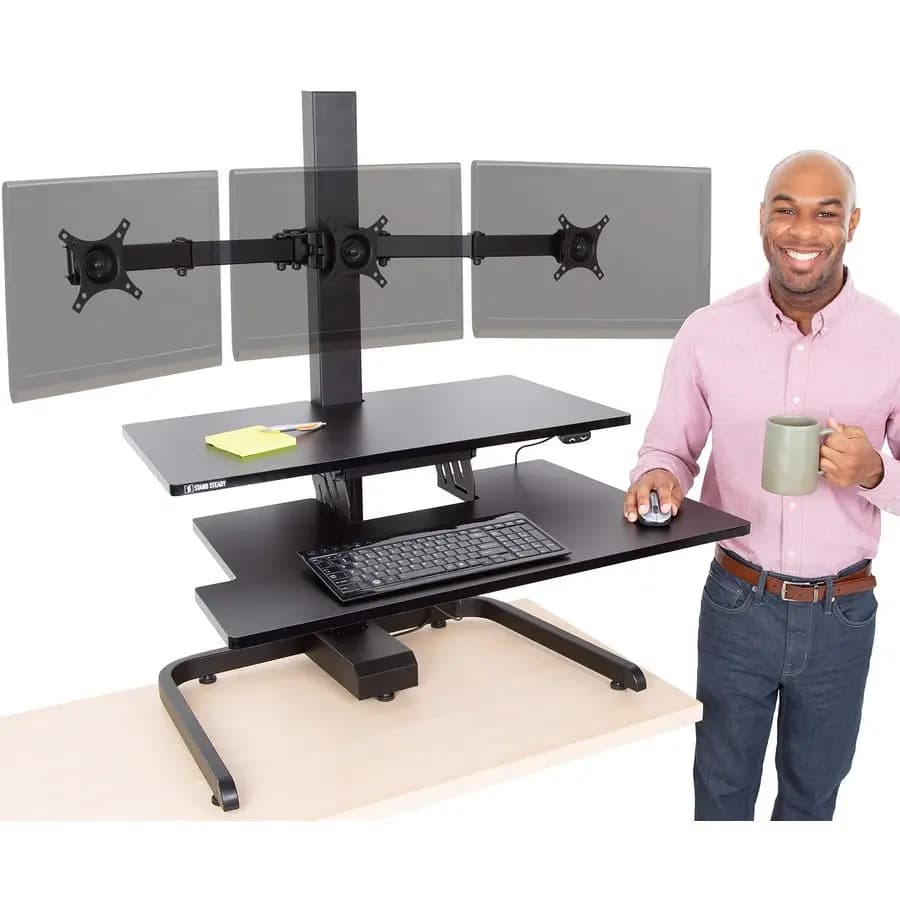 Convertitore per Scrivania Elettrica Regolabile in Altezza Steady Techtonic con Supporto per Tre Monitor, Supporto per 3 Schermi, Scrivania Sit-Stand Silenziosa con Pulsante