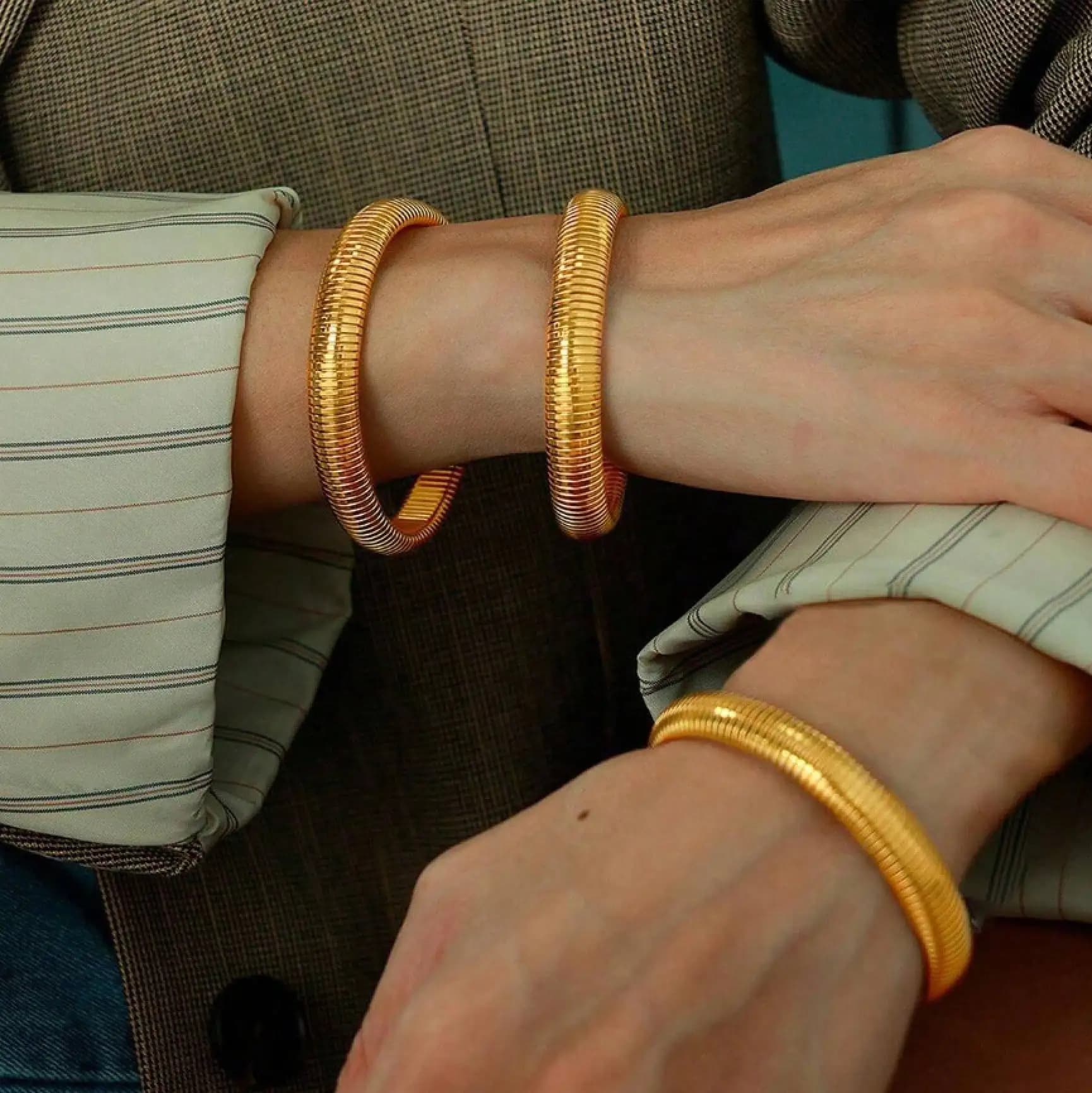 Gioielli creativi e unici con catene a strati incrociati, bracciali in stile punk esagerati e versatili per uomo e donna.