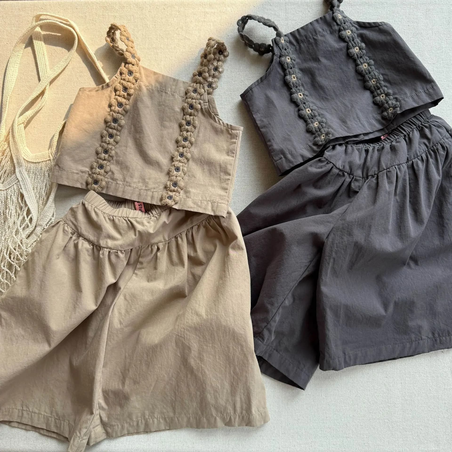 2025 Estate Nuove Ragazze Vestiti Senza Maniche Set Bambini Ragazze Fiore Sling Vest + Pantaloni 2 Pezzi Vestito Abbigliamento Per Bambini Abiti Per Bambini