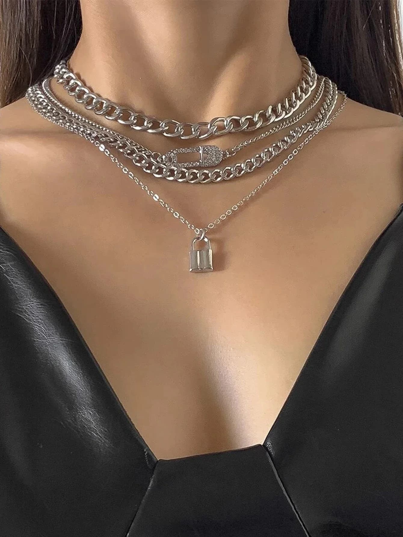 Collana a 4 strati con catena a strati, spilla di sicurezza con strass e ciondolo a lucchetto