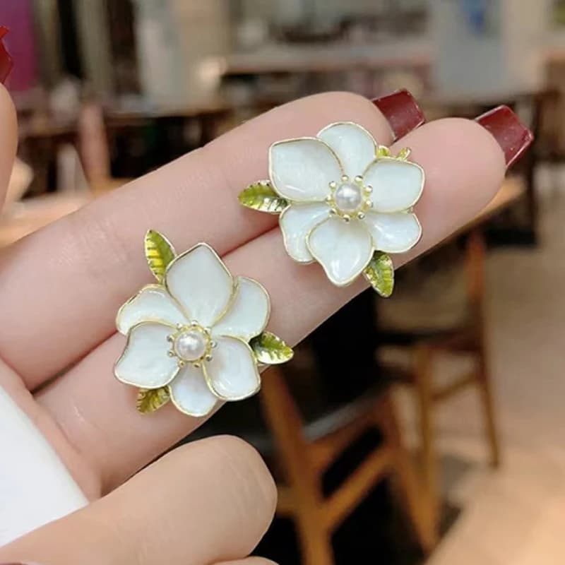 Nuovi Orecchini alla Moda con Fiore Bianco per Donne, Eleganti Orecchini a Perno con Foglia Verde Smaltata, Gioielli a Forma di Petalo di Gardenia
