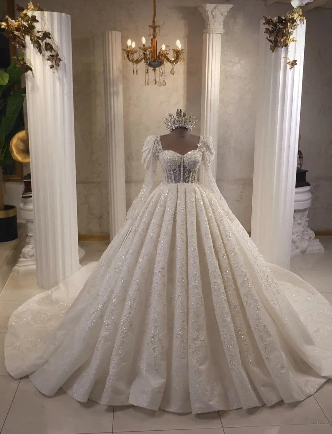 Abito da Sposa Lussuoso Scintillante a Trapezio con Decorazioni in Pizzo e Cristalli, Scollo a V, Maniche Lunghe, Abito da Sposa da Ballo Personalizzabile