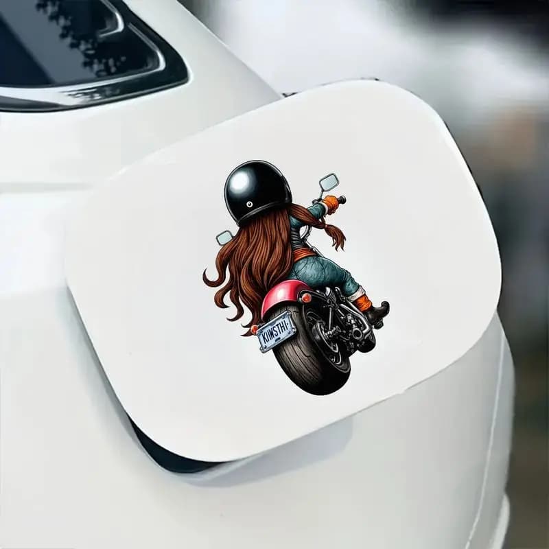 Raffigura un motociclista con un casco nero, capelli lunghi castano-rossiccio, abito verde acquamarina con guanti e stivali arancioni.