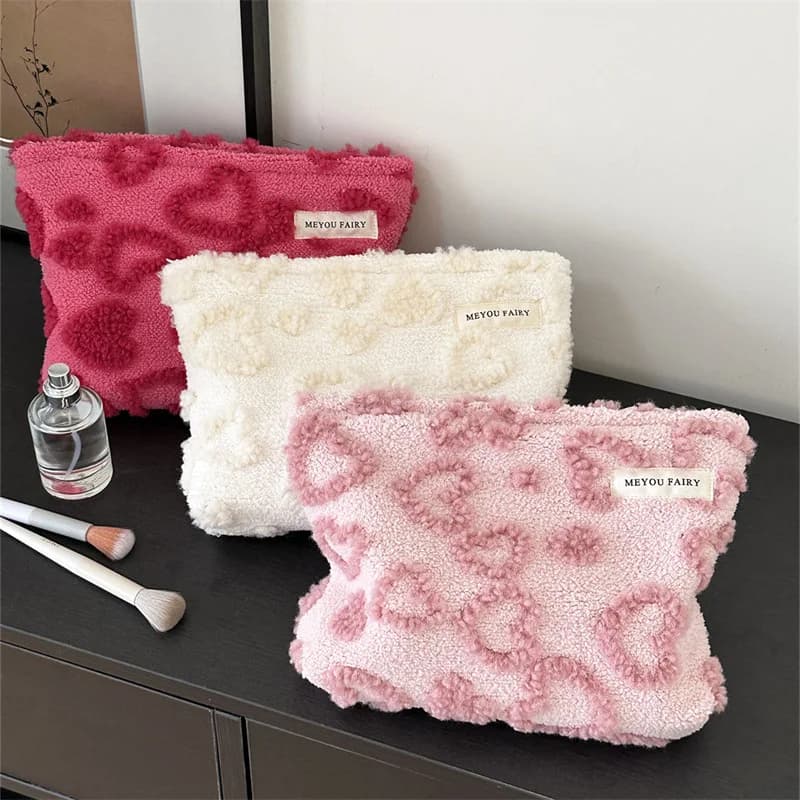 Borsa per il Trucco a Forma di Cuore in Peluche, Morbida e Spessa, Portatile, per Cosmetici e Prodotti per la Cura della Pelle, Borsa Multifunzionale per Toilette e Portafoglio per Uso Quotidiano
