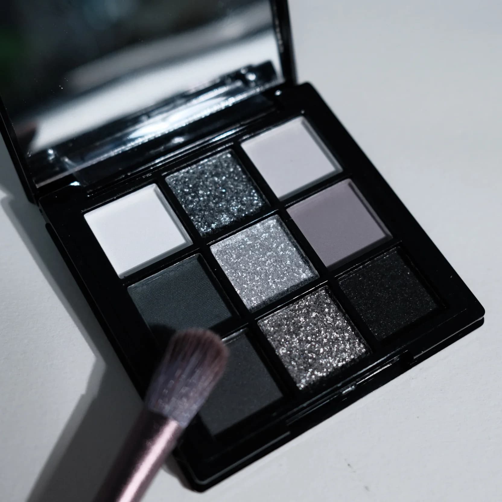 Palettes of 9 shades: Black Swan, Smoky, Dark Black, Silver Glitter Grey, matt finish, Long life and easy to color