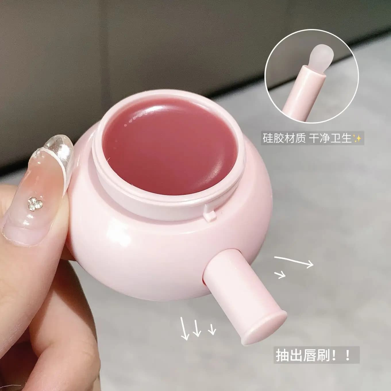 Jelly lipstick improves complexion easy to color and moisturize fades lip lines student girls jelly lips come with silicone