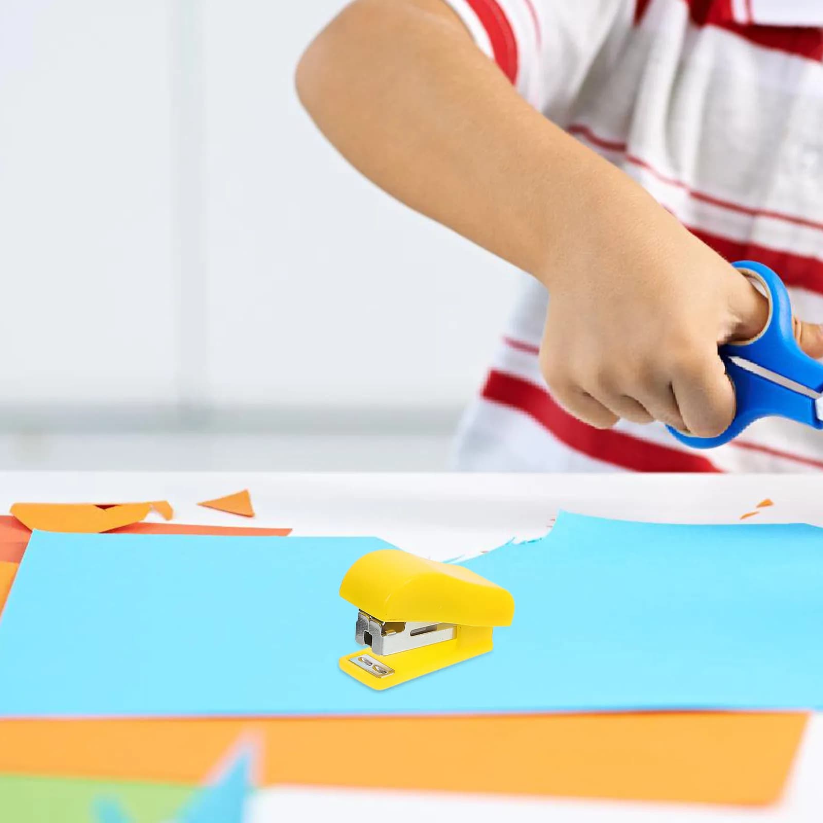 Mini graffettatrice da tavolo a forma di cartone animato, 4 pezzi, leggera e compatta, per ufficio, scuola, casa, design divertente e portatile