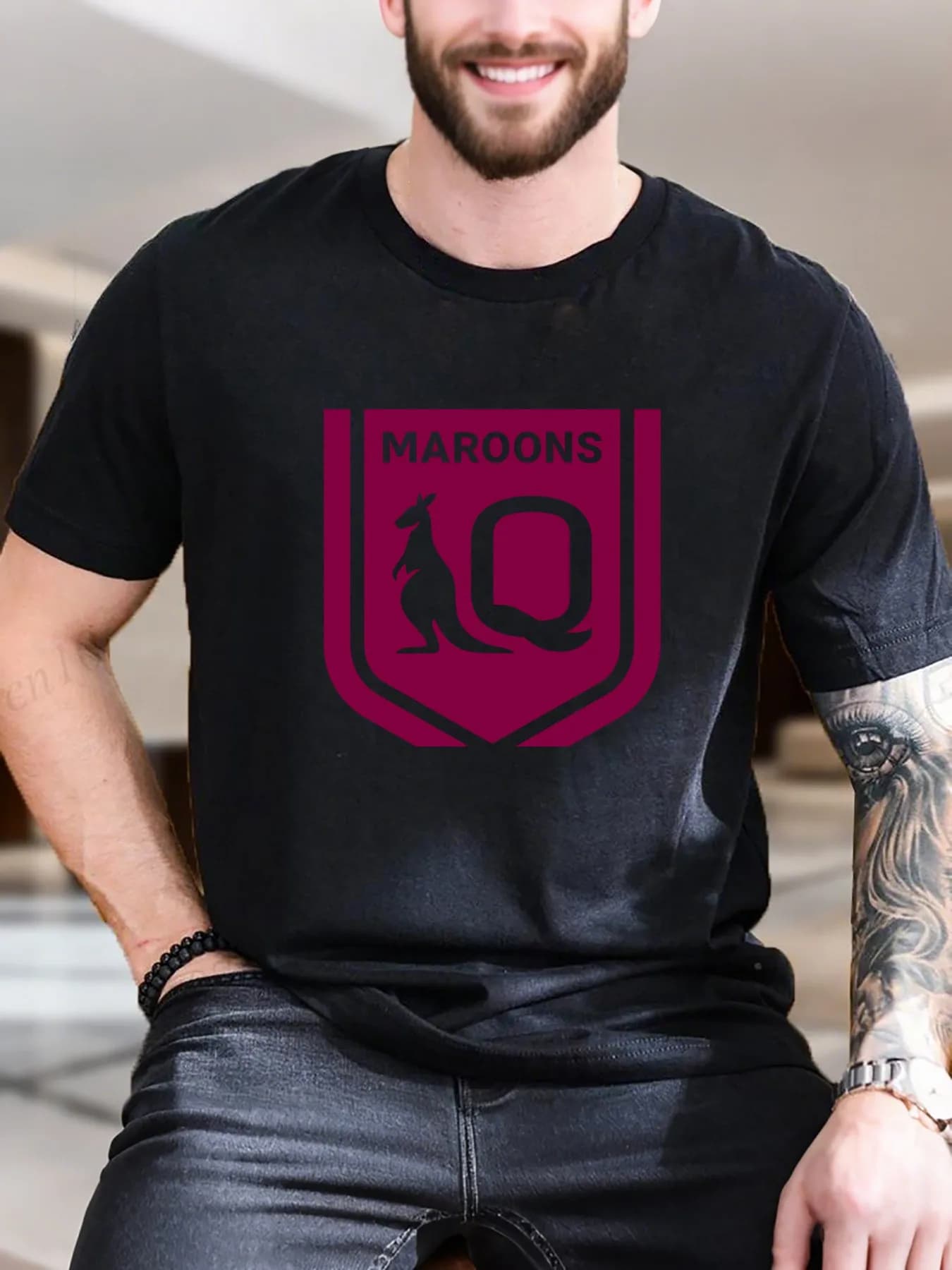 T-shirt a maniche corte stampata da uomo - Morbida e traspirante 100% cotone, sfondo rosso alla moda con stampa bordo bianco, abbigliamento casual quotidiano