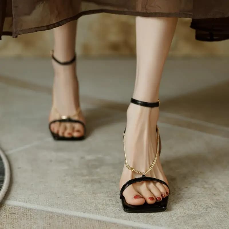 Sandali moda donna oro, tacchi a spillo aperti, sandali con catena aperta,