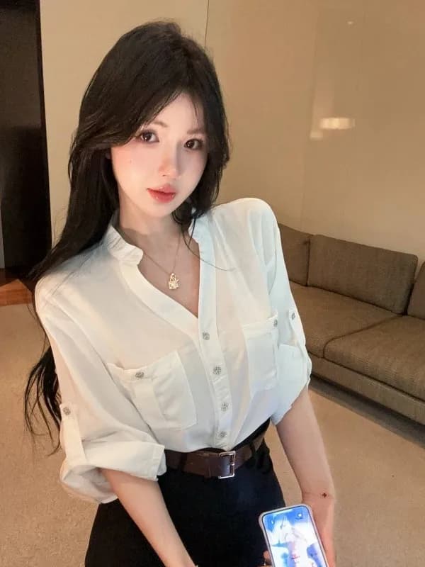 Elegante Completo Corto da Donna in Stile Old Money: Top Camicia Bianca con Cintura, Maniche Lunghe, Lunghezza Ultra-Corta, in Misto Seta, Chic Business