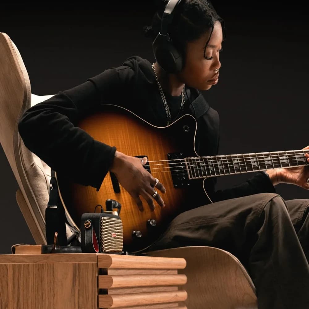 Amplificatore per Chitarra Ultra-Portatile da 5W e Altoparlante Bluetooth con Controllo App e Supporti a Sospensione