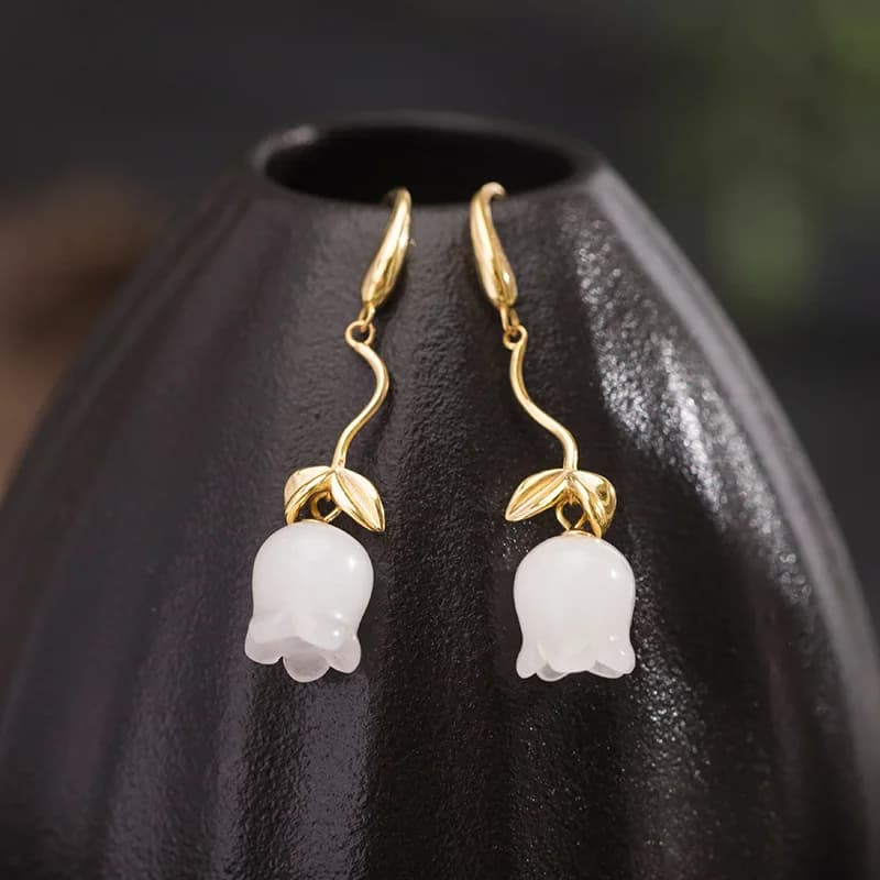 Ganci per le orecchie alla moda del mughetto, orecchini creativi minimalisti con fiori di giada bianca di Hetian, gioielli in argento S925, squisiti