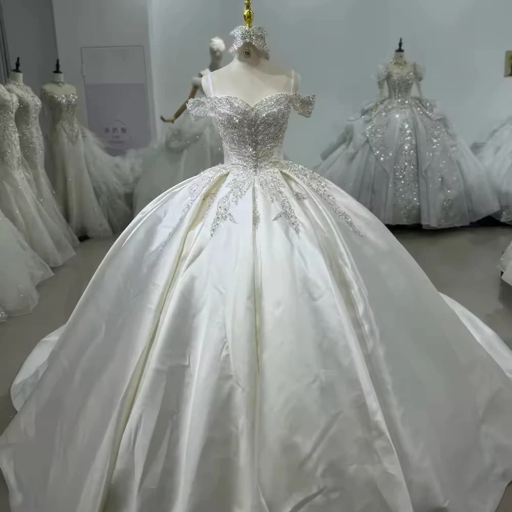 Abito da sposa in raso 2025 con spalle scoperte, pizzo sul retro, perline di cristallo, paillettes, abito da ballo di lusso, abito da sposa