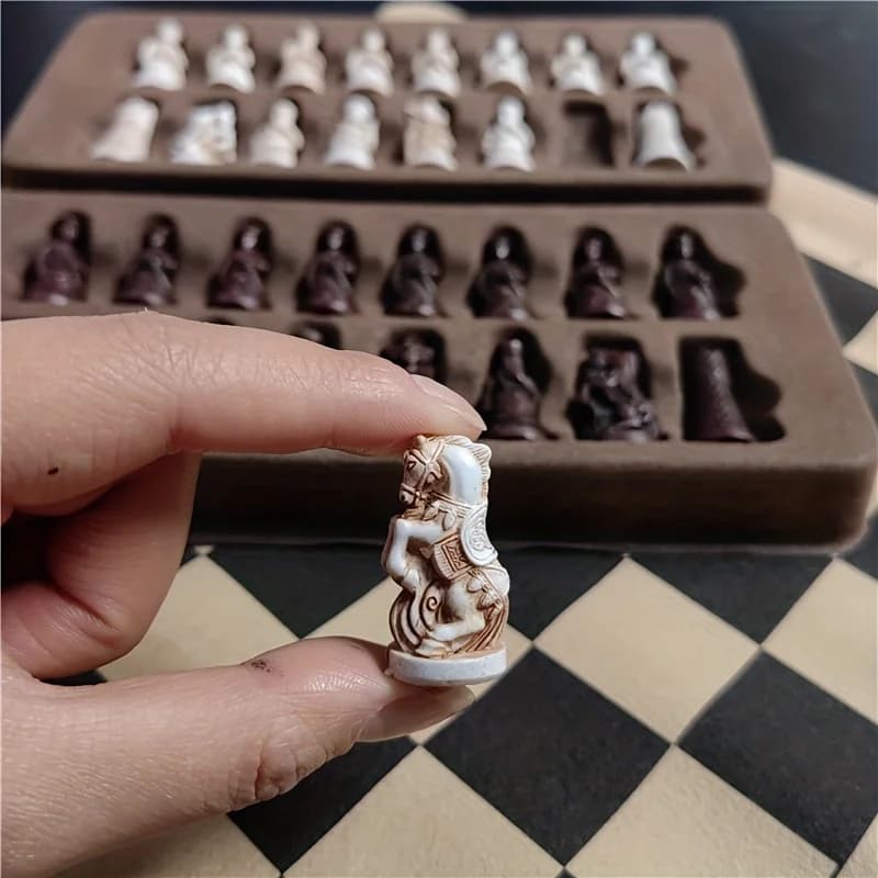 Set di scacchi intagliati in 3D Scacchi internazionali in resina vintage con figure tradizionali Regalo da collezione per gli appassionati di scacchi