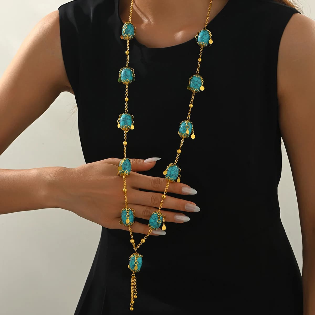 Una collana con ciondolo ovale blu in stile etnico, adatta per banchetti formali, feste in spiaggia o abiti da sposa.