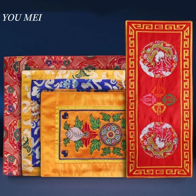Tappetino rituale per la casa del Nepal, offerta sacrifice Vajra e pad per batteria a mano Simboli ruota Dharma ricamati realizzati a mano Pezzo decorativo