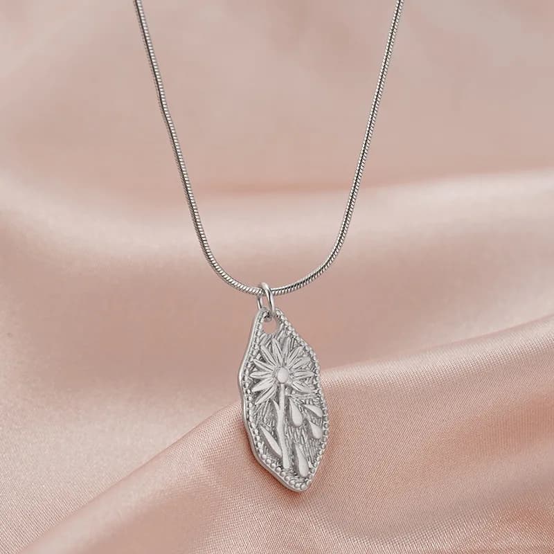 Collana con ciondolo margherita incisa dal design classico, moda irregolare e catena con colletto semplice, regali di gioielli da sposa di fascia alta