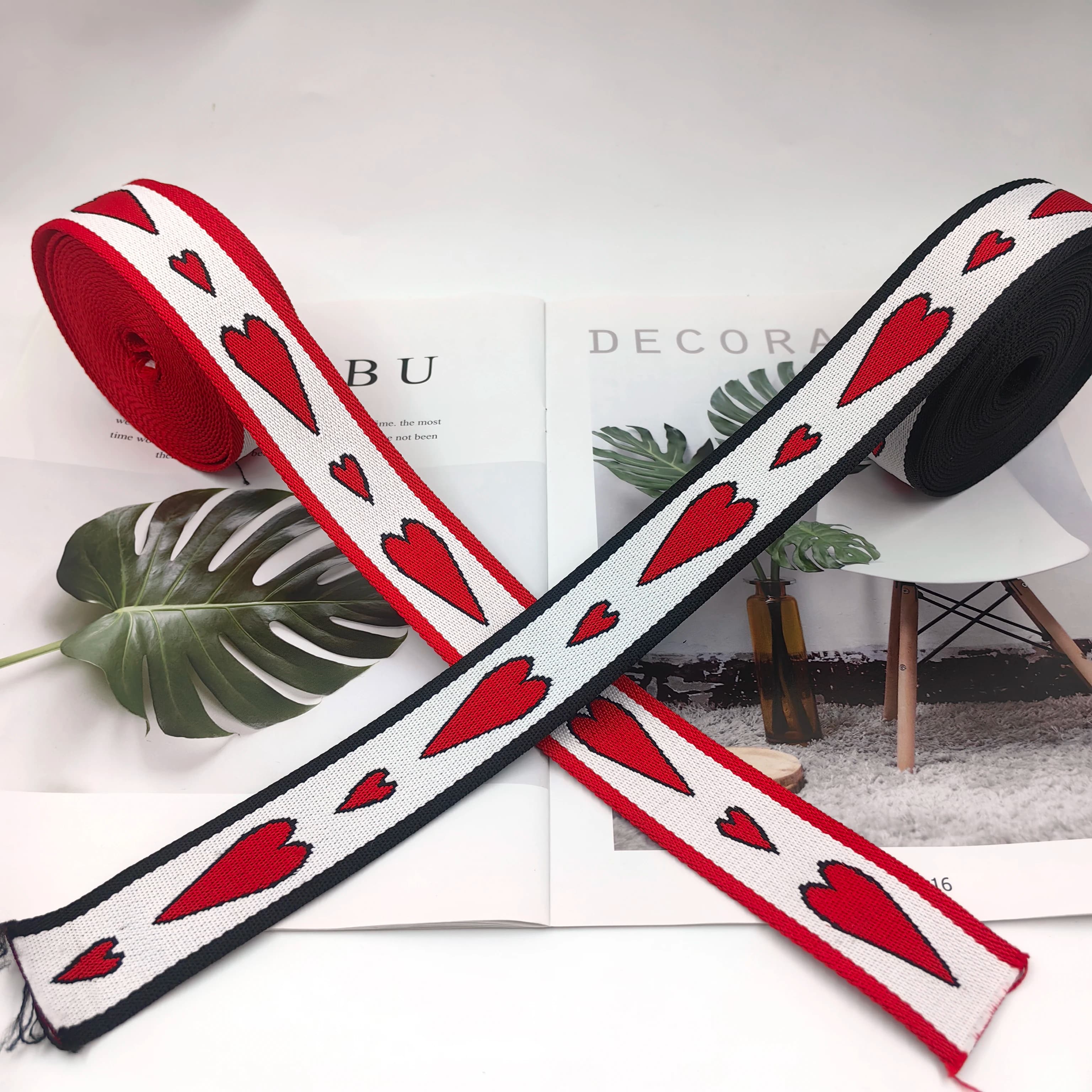 Nastro Jacquard a Forma di Cuore Rosso e Bianco, Spessore 3m, Larghezza 3,8cm/1,5 Pollici, Resistente Nastro in Poliestere per Accessori Fai-da-Te, Cinghie per Borse, Cinture