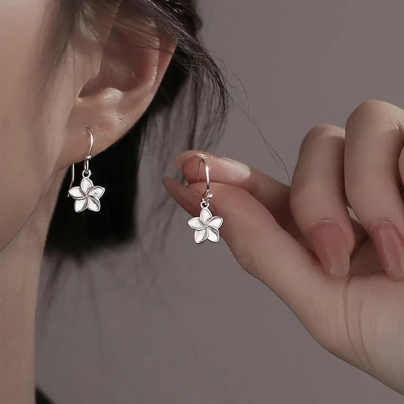 Orecchini a Perno in Argento Sterling con Superficie Sabbiata e Motivo Floreale per Donne, Gioielli Raffinati, Accessori Eleganti e Minimalisti di Lusso Leggero