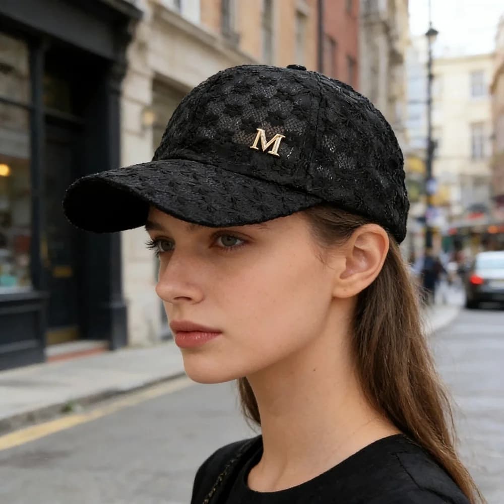 Cappello con Logo R in Strass 2026, Berretto da Baseball Coreano con Logo M in Pizzo Floreale, Visiera in Rete Protettiva dal Sole, Moda Donna
