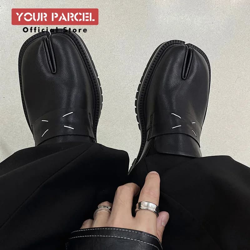 Scarpe mocassini da uomo in pelle con suola spessa e punta bassa con superficie verniciata per scarpe tabi a forma di ferro di cavallo con design a punta divisa