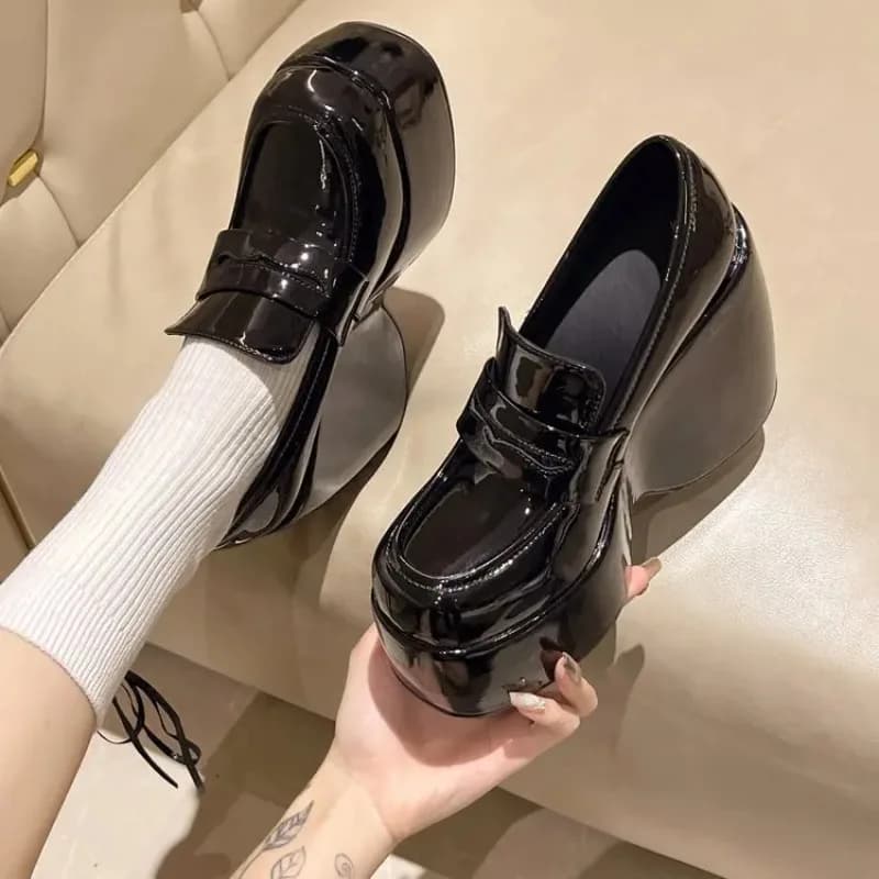 2026 nuovi mocassini con zeppa con plateau in pelle nera per donna slip-on tacchi alti primavera autunno pompe stile gotico primavera autunno