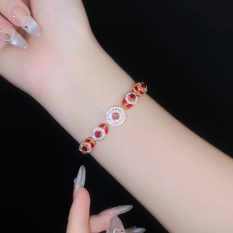 Bracciale in Zirconia Rossa da Donna, Design Geometrico Esagerato, Lussuoso e Leggero, Accessorio di Gioielleria alla Moda