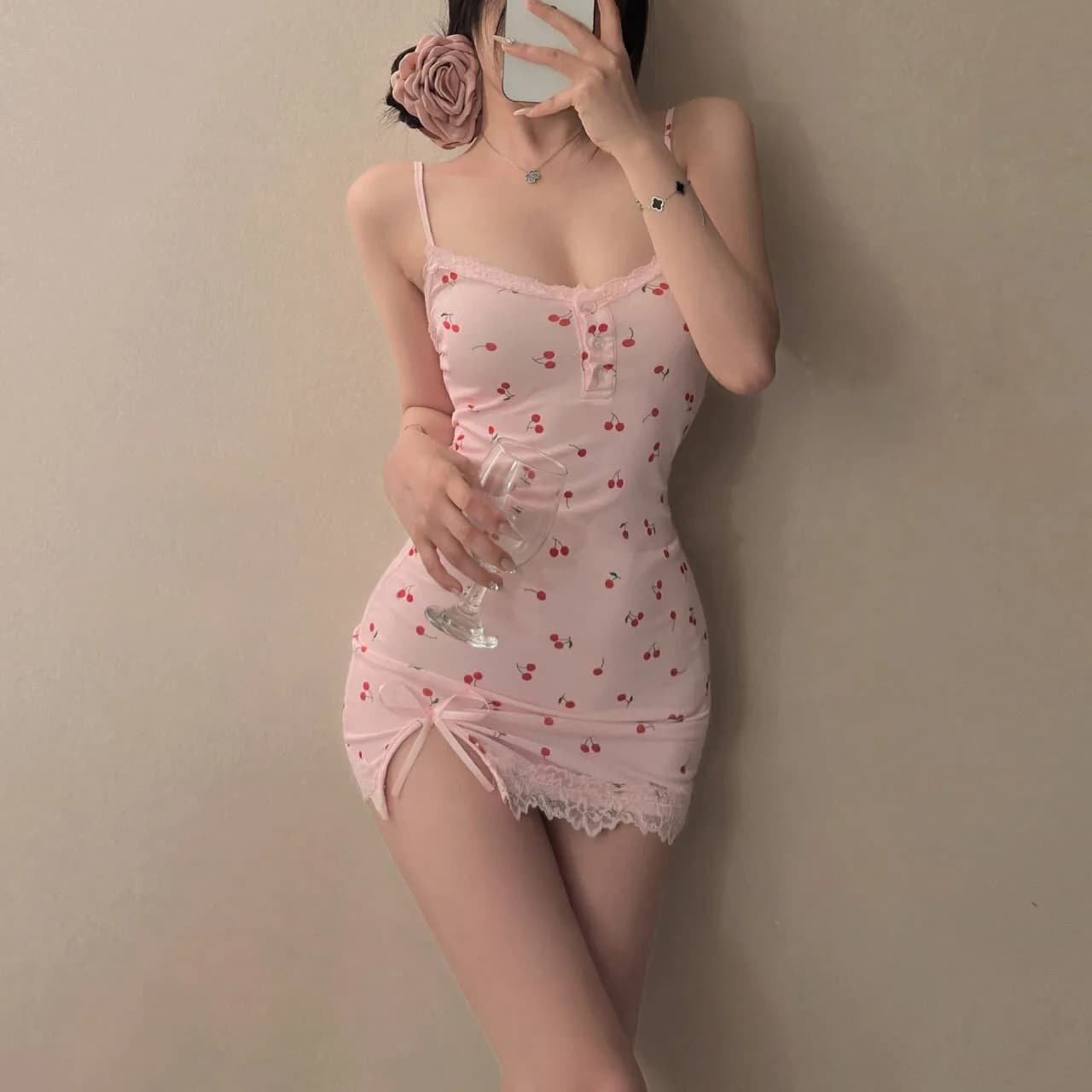 Abito alla moda con stampa ciliegia rosa Mini camicia da notte aderente carina da donna con dettagli in pizzo e cinturino per spaghetti, stile estivo, nuova moda calda
