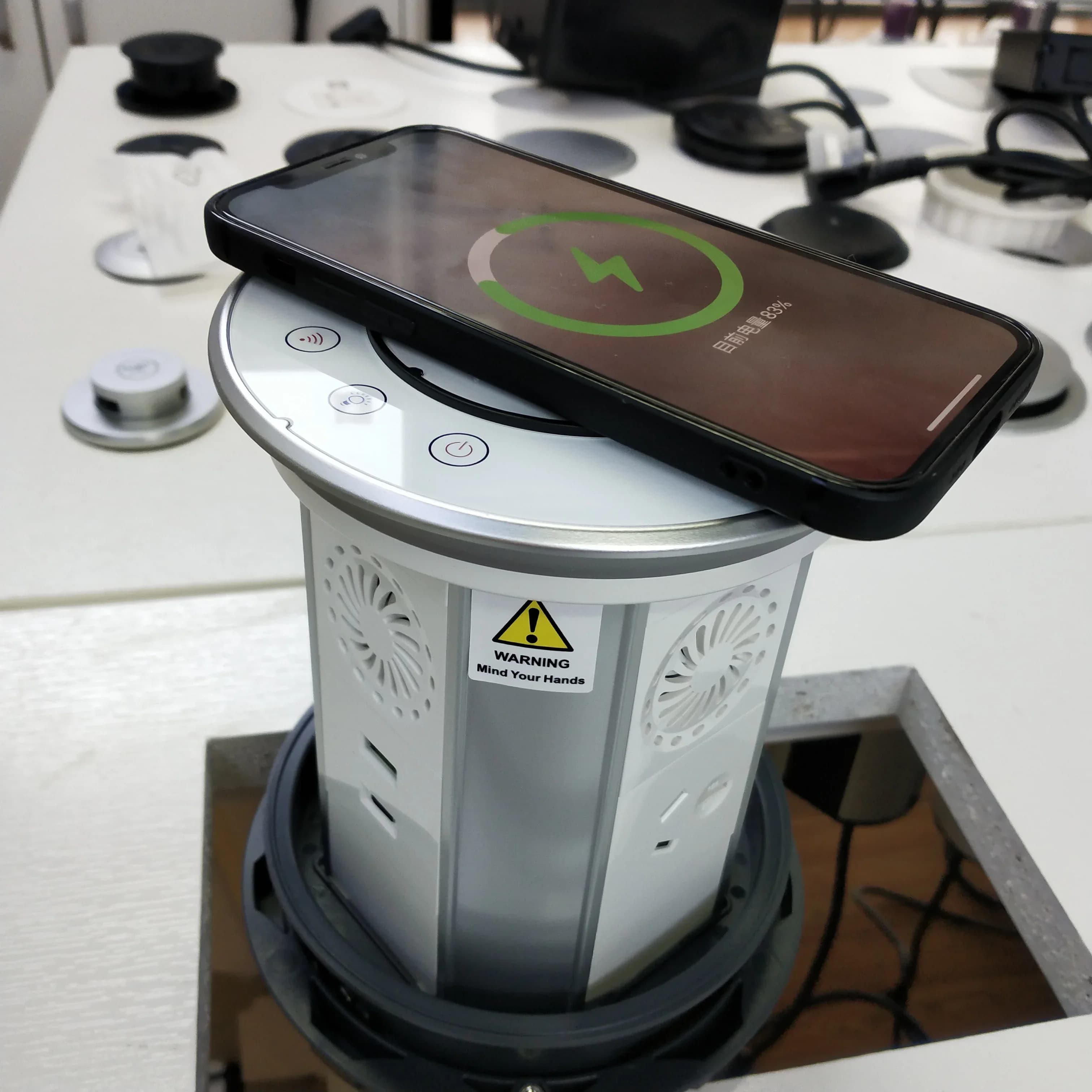Spina di alimentazione standard MMAU IP65 Piano di lavoro da cucina Smart Wifi Sollevamento Altoparlante pop-up motorizzato Presa a torre USB-C con ricarica wireless