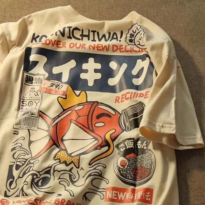 Nuova T-shirt Giapponese Street Style, T-shirt Casual da Uomo con Stampa Koi Sauce, T-shirt a Maniche Corte da Donna, Moda Anime Estate 2025