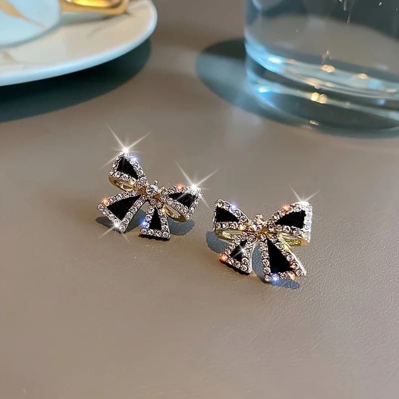 A pair of exquisite black bow stud earrings, synthetic zircon temperament, high-end sense, light luxury, niche earrings, design sense earrings.