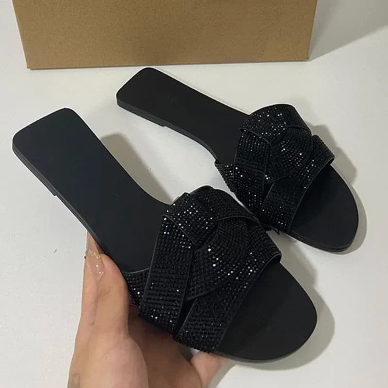 Designer di marca 2024 Pantofole da donna piatte estive Brillante decorazione con diamanti Scarpe da spiaggia a punta aperta Scivoli da donna per passeggiate all'aperto