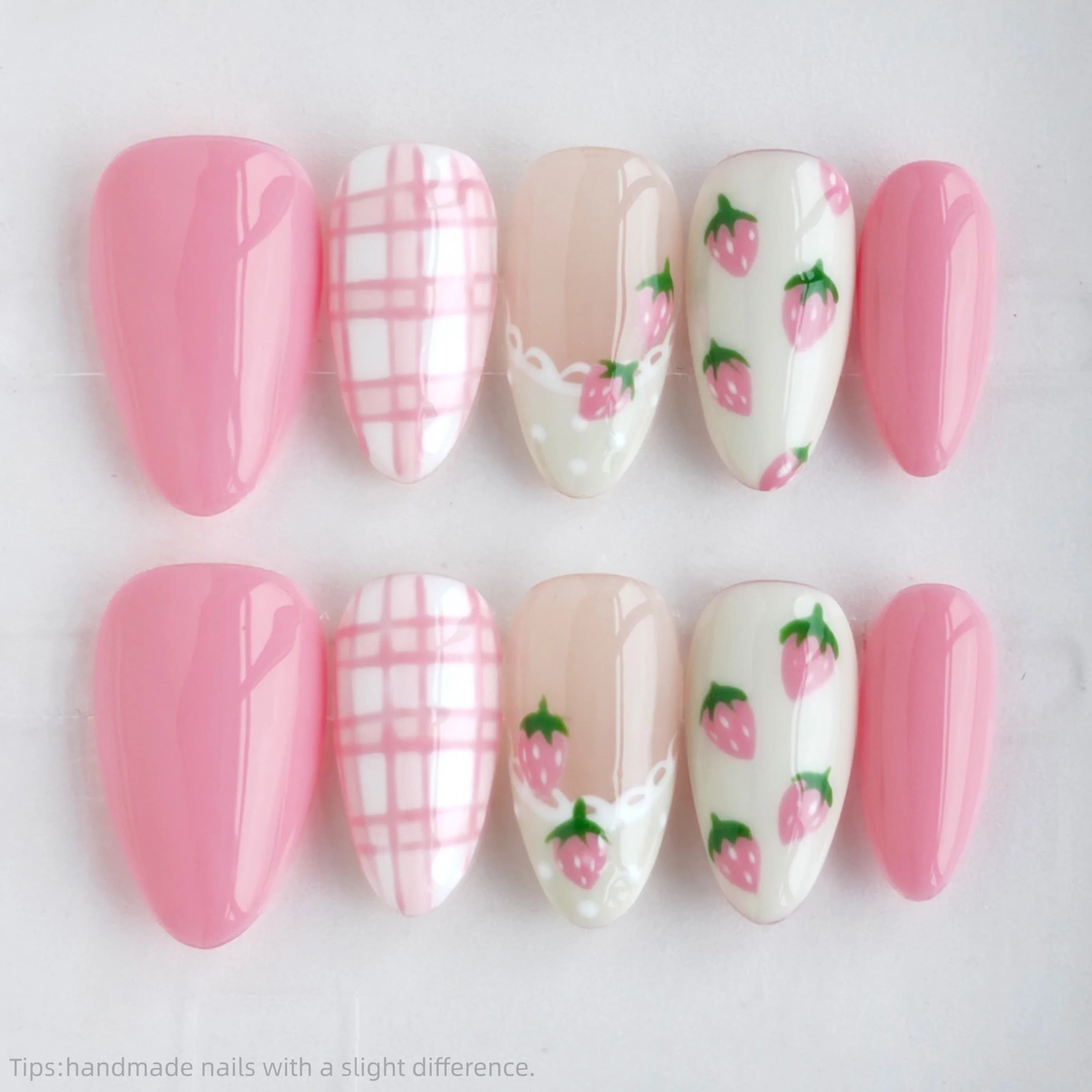 10 Pezzi Unghie Finte Artigianali Rosa Dolce con Motivo a Fragola e Quadretti, a Mandorla, Indossabili e Riutilizzabili, Punte per Unghie Finte Estive