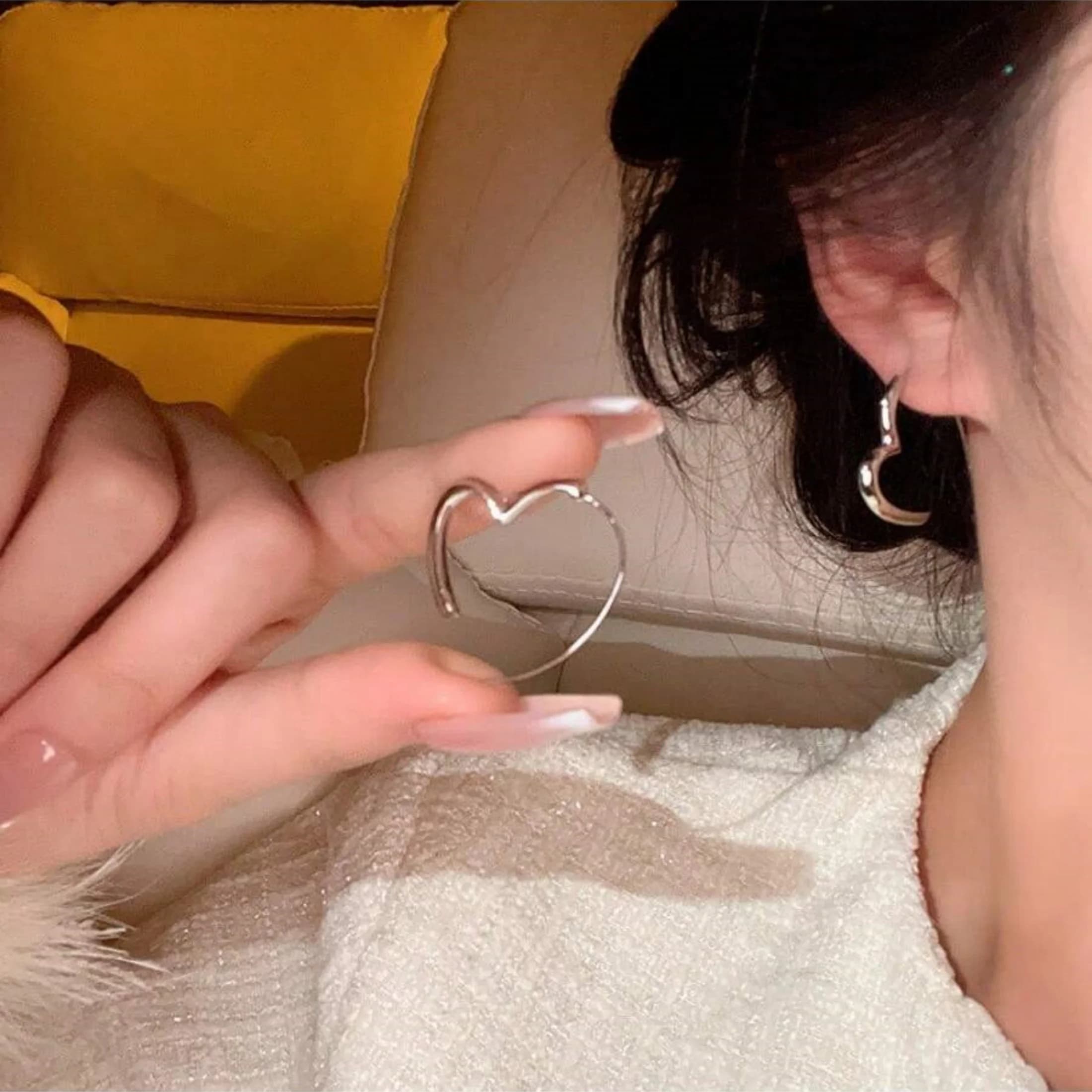 Delicati orecchini a cerchio a forma di cuore in argento: gioielli leggeri ipoallergenici per tutti i giorni e le date