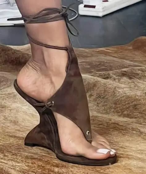 Sandali con lacci con zeppa in pelle scamosciata marrone nero sexy Sandali con lacci moda donna con punta a clip Slingback Tacchi traforati Sandali estivi con tacco alto