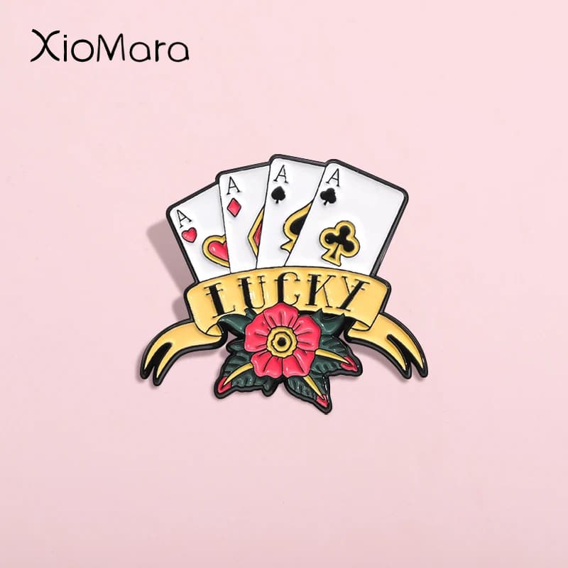 Lucky Spades Plum Block Carte da gioco Spille smaltate Divertente poker Carta degli scacchi Gioco da tavolo Spilla Vestiti Risvolto Zaino Distintivo Gioielli