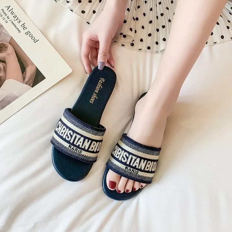 Pantofole piatte moda donna estate nuova testa tonda punta aperta lettera ricamo sandali antiscivolo con suola morbida pantofole da donna