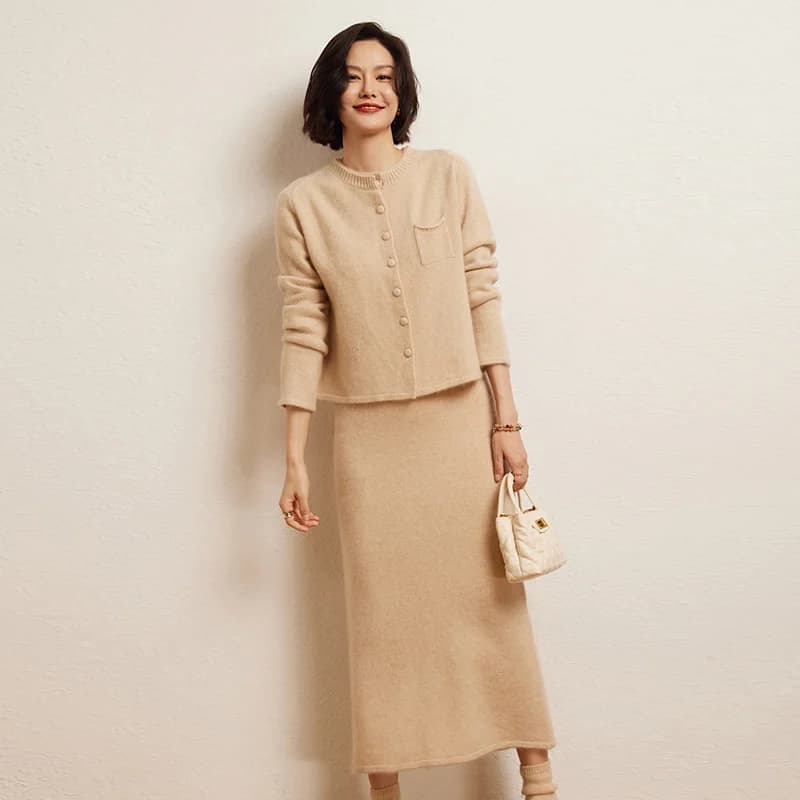 Set coordinato da donna in 100% cashmere puro, giacca cardigan monopetto, gonna a tubino in maglia tinta unita, set due pezzi.
