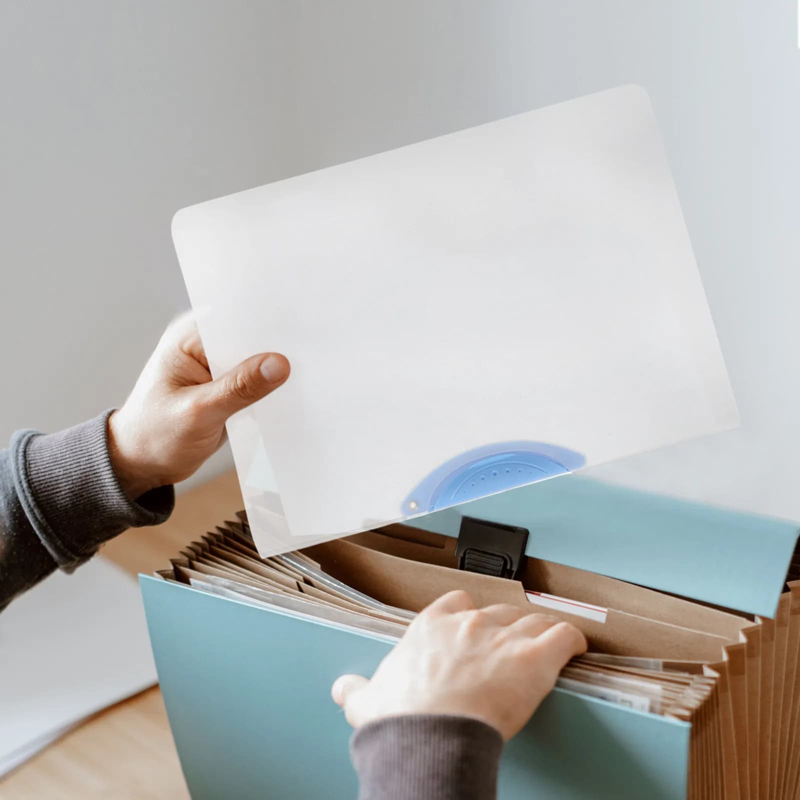 5 pezzi di cartelle trasparenti per documenti, organizer per file in plastica, copertine leggere con clip girevole, formato A4, per scuola, ufficio, archivio desktop