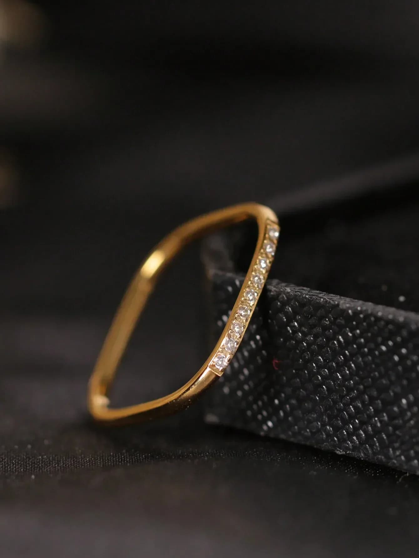 Anello a forma quadrata da 1 pezzo con piccoli strass e placcatura in oro 18k ultrafine, adatto per l'uso quotidiano