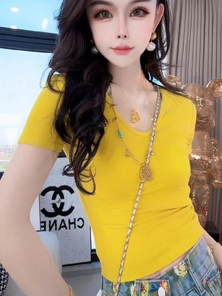 Top Corto Giallo Slim Fit da Donna, T-Shirt Estiva alla Moda Stile Dopamina, Scollo a V, Manica Regolare, Stile per il Pendolarismo