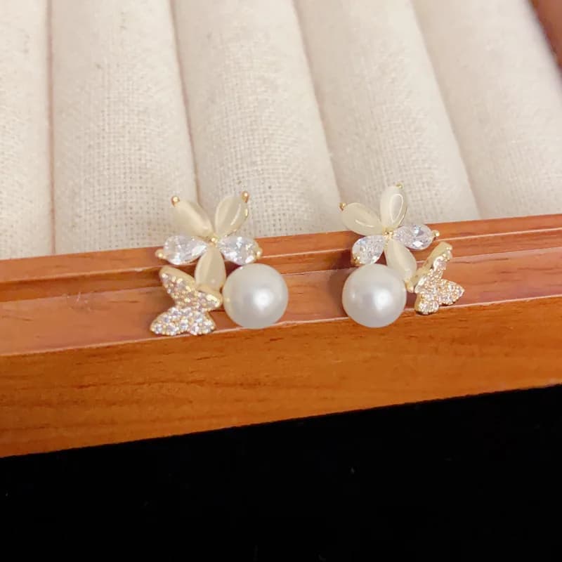 Orecchini a perno con perle a forma di petalo e farfalla, stile francese, lusso leggero, per donna, squisiti, versatili per l'uso quotidiano, gioielli all'orecchio, all'ingrosso